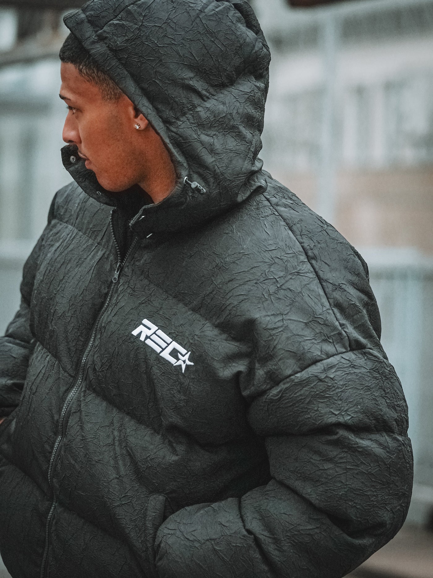 BLACK HOODED PUFFER JACKET CONFORTABLE À PORTER
