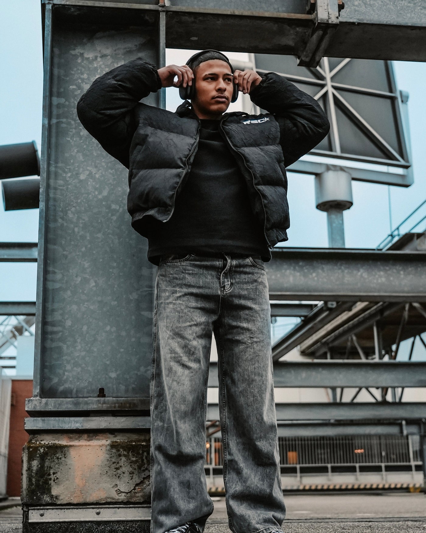 BLACK HOODED PUFFER JACKET CONFORTABLE À PORTER