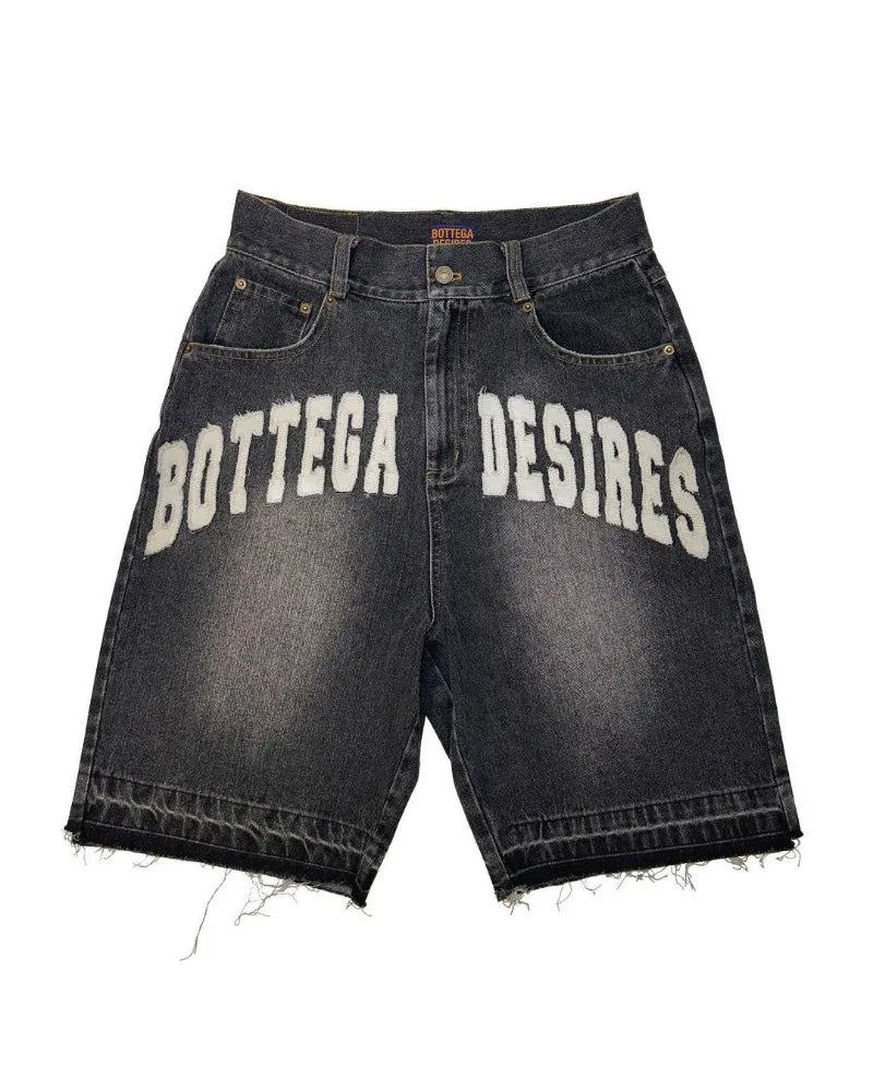 DISTRESSED DENIM SHORTS WITH FRAYED EDGES IN LIGHT WASH DENIM