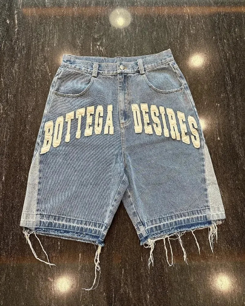 DISTRESSED DENIM SHORTS WITH FRAYED EDGES IN LIGHT WASH DENIM