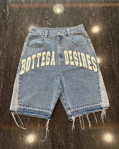 DISTRESSED DENIM SHORTS WITH FRAYED EDGES IN LIGHT WASH DENIM
