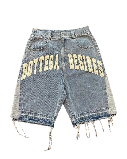 DISTRESSED DENIM SHORTS WITH FRAYED EDGES IN LIGHT WASH DENIM