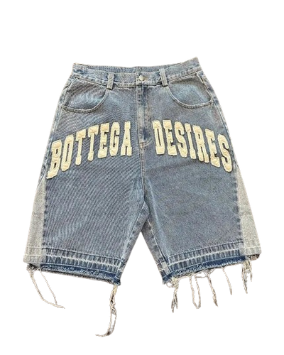 DISTRESSED DENIM SHORTS WITH FRAYED EDGES IN LIGHT WASH DENIM