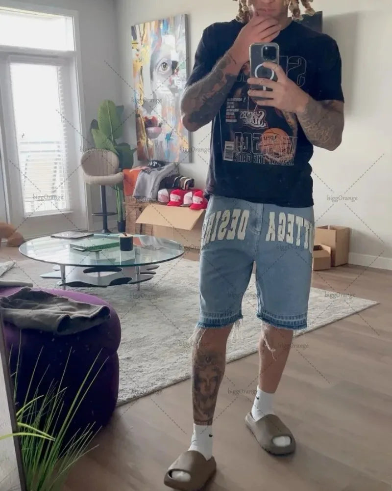 DISTRESSED DENIM SHORTS WITH FRAYED EDGES IN LIGHT WASH DENIM