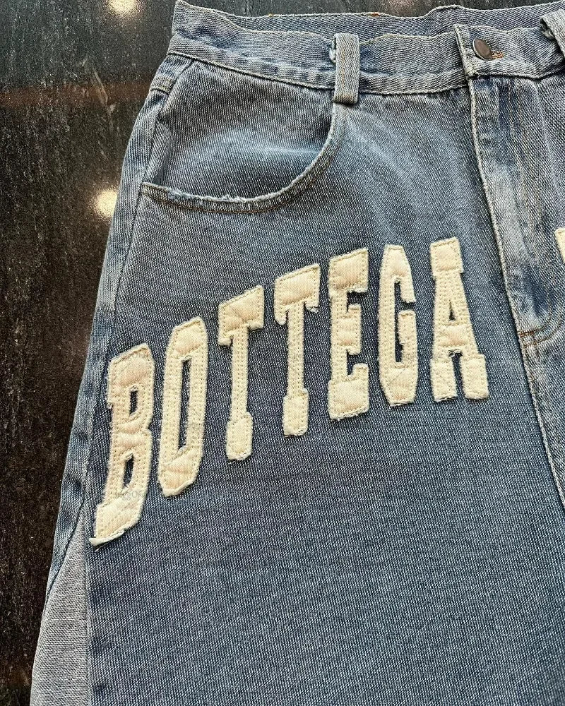 DISTRESSED DENIM SHORTS WITH FRAYED EDGES IN LIGHT WASH DENIM
