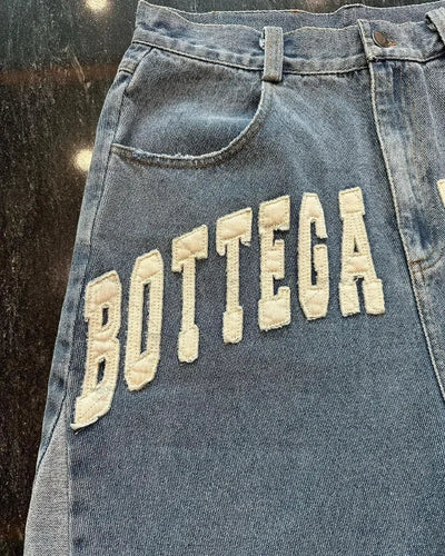 DISTRESSED DENIM SHORTS WITH FRAYED EDGES IN LIGHT WASH DENIM