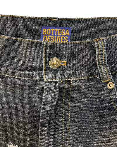 DISTRESSED DENIM SHORTS WITH FRAYED EDGES IN LIGHT WASH DENIM
