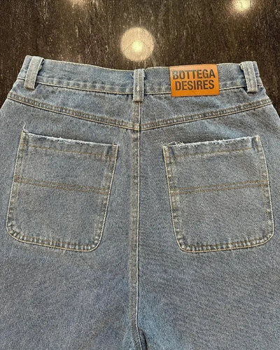DISTRESSED DENIM SHORTS WITH FRAYED EDGES IN LIGHT WASH DENIM