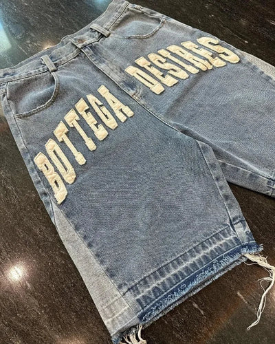 DISTRESSED DENIM SHORTS WITH FRAYED EDGES IN LIGHT WASH DENIM