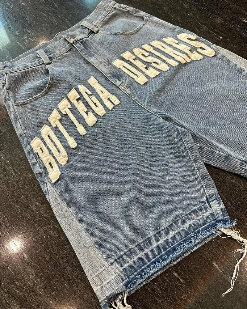 DISTRESSED DENIM SHORTS WITH FRAYED EDGES IN LIGHT WASH DENIM
