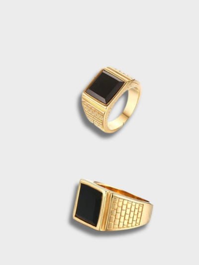 EAGLE DESIGN GOLD SIGNET RING WITH INTRICATE DETAILS