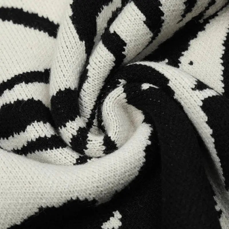 GRAPHIC SWEATER ABSTRACT SKULL KNITTED DESIGN IN BLACK AND WHITE