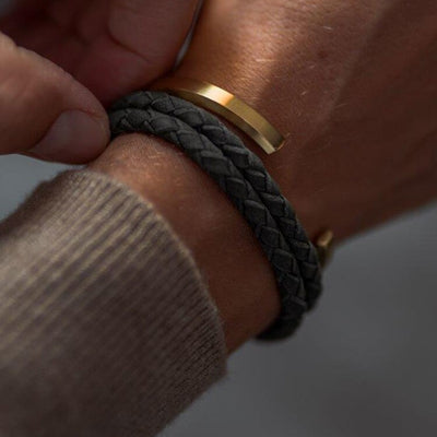 OPEN-ENDED BANGLE BRACELET IN GOLD TONE - ELEGANT FASHION ACCESSORY