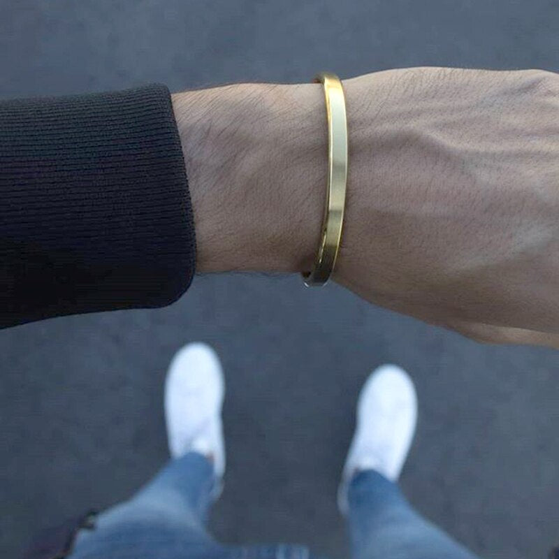 OPEN-ENDED BANGLE BRACELET IN GOLD TONE - ELEGANT FASHION ACCESSORY