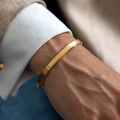 OPEN-ENDED BANGLE BRACELET IN GOLD TONE - ELEGANT FASHION ACCESSORY
